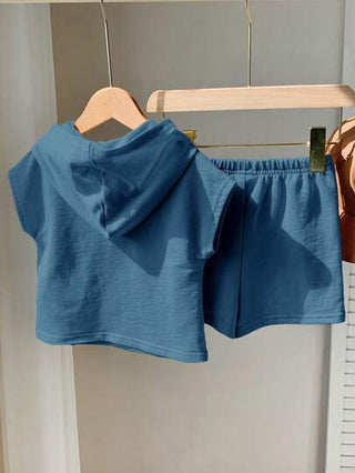 SHEIN مجموعة 2 قطعة للأطفال الرضع والأطفال الصغار، ملابس علوية كنزة بغطاء رأس محبوك ناعم بدون أكمام وشورت خصر مطاطي