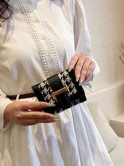 محفظة نسائية قابلة للطي من ثلاث طيات، إغلاق بأزرار، إطار مربعات كلاسيكي أسود، حامل بطاقات متعدد، محفظة مضادة للسرقة لحافظة البنك والهوية وبطاقة المواصلات، محفظة قصيرة عتيقة