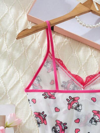 لانجيري حريمي Sanrio قطعة واحدة من سانريو للنساء فستان أبيض بشعار ميلودي بطباعة رقمية لطيفة، ياقة على شكل V، تطريز دانتيل، شق جانبي، شبكة شفافة وظهر مكشوف، حافة خس، مرحة، ملابس داخلية مثيرة، فستان ملابس داخلية مثيرة