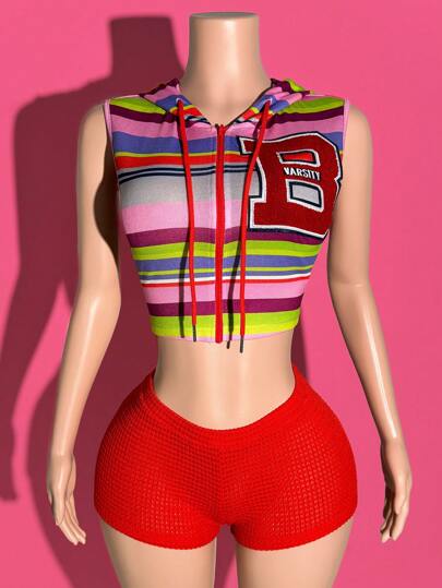 طقم تانكيني حريمي Slaydiva مجموعة إطلالة ربيع/صيف 2025 جديدة بتصميم عصري كاجوال للعطلات والفيستيفالات والريف، مكونة من ملابس علوية كروب ذات غطاء مطبوع بشريط نمط مع تصميم ثلاثي الأبعاد مخترق بقماش ناعم وتنورة مصغرة ذات خصر مطاطي أحمر حجم 2 قطعة
