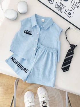 SHEIN مجموعة ملابس صيفية للأطفال الصغار ٣ قطع مع ملابس علوية بدون أكمام مطبوع بحرف، شورت بخصر مطاطي، وربطة عنق