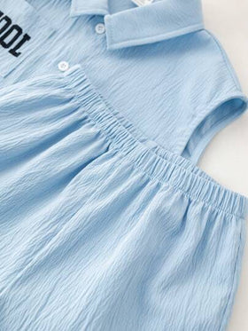 SHEIN مجموعة ملابس صيفية للأطفال الصغار ٣ قطع مع ملابس علوية بدون أكمام مطبوع بحرف، شورت بخصر مطاطي، وربطة عنق