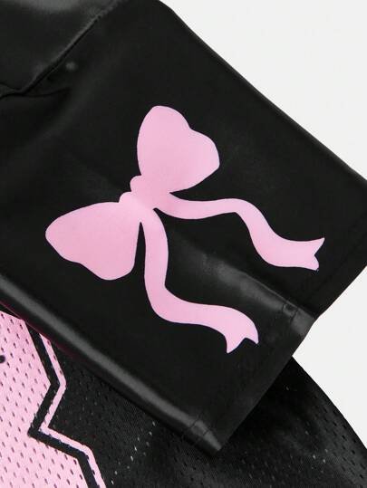 SHEIN قميص تي شيرت بأكمام قصيرة فضفاض مفتوح من الرقبة بطبعة نصوص وأرقام وفيونكة للفتيات المراهقات من الشارع والتراحة، باللون الأسود