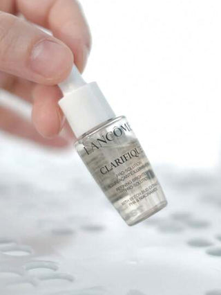 Lancôme سيروم البشرة ال- LANCOME CLARIFIQUE REFINING BRIGHTENING PRO-SOLUTION بحجم 7 مل، مع استخلاص براعم الزان الخشبي وحمض PHA والنياسينميد/ لتفتيح البشرة وتقليل البقع الداكنة
