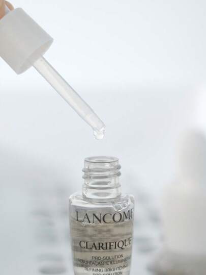 Lancôme سيروم البشرة ال- LANCOME CLARIFIQUE REFINING BRIGHTENING PRO-SOLUTION بحجم 7 مل، مع استخلاص براعم الزان الخشبي وحمض PHA والنياسينميد/ لتفتيح البشرة وتقليل البقع الداكنة