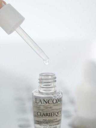 Lancôme سيروم البشرة ال- LANCOME CLARIFIQUE REFINING BRIGHTENING PRO-SOLUTION بحجم 7 مل، مع استخلاص براعم الزان الخشبي وحمض PHA والنياسينميد/ لتفتيح البشرة وتقليل البقع الداكنة