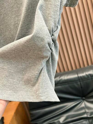 ملابس بناتي قميص بولو قصير الأكمام رمادي اللون أنيق للمراهقات، بتصميم أنيق، ذو رقبة على شكل حرف V، قصير الطول، قصة مثالية البناء