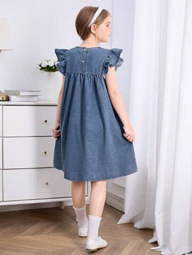 SHEIN فستان كاجوال فضفاض للبنات مصنوع من الجينز مزخرف بأكمام مكشكشة زهرية، تصميم أنيق وأنثوي، خامة مريحة مع تصميم الهيم المطوي، لبس يومي متعدد الاستخدامات
