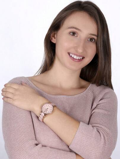 Anne Klein ساعة سوار من الألماس الوردي والبني مع قرص من لؤلؤ الأم باللون الزهري الفاتح للسيدات، سوار قابل للتعديل كهدية، AK/1412PKRG