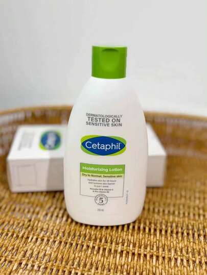 Cetaphil مرطّب الوجه والجسم من سيتافيل، مرطب مرطب لطيف 200مل لجميع أنواع البشرة ، مناسب للبشرة الحساسة ، خالٍ من العطور ، لا يسبب الحساسية ، لا يسد المسام