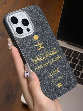 غطاء هاتف بتصميم جواز السفر السعودي قطعة واحدة، واقي شاشة آيفون لامع ،غطاء حماية ناعم وشخصي إبداعي أنيق وعصري متوافق مع آيفون 16 /11 برو / 7 /16 برو ماكس / 15 /15 برو / 14 /13 / 12/ 11 / XR / 7 بلس / 8 بلس / برو / ماكس / X