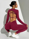 SHEIN Sport Studio بدلة رياضية للسيدات من شورت وتي شيرت طويل الأكمام قصير بظهر متقاطع، لون أحادي