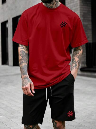 Manfinity Homme طقم تي شيرت قصير الأكمام بطباعة حرفية ياقة منزرة وشورت ذو خصر رباط للرجال