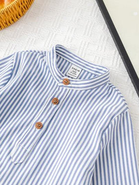 SHEIN 2 مجموعة فانلة مخططة طويلة الأكمام وشورت للأطفال الصبيان الكاجوال، ملابس جميلة مناسبة للربيع/الصيف، حفلة عيد الميلاد، المناسبات المسائية، الزفاف، استحمام الطفل، احتفالات عيد الميلاد الأول