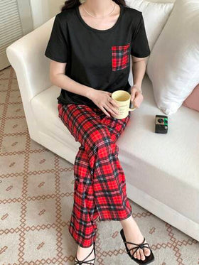 SHEIN مجموعة مريحة من قميص كاجوال قصير الأكمام بجيب وبنطال منام مستقيم فضفاض ذو نمط مربع للمراهقات، قطعتان