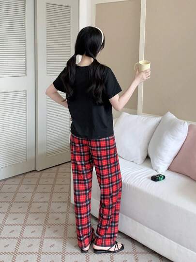 SHEIN مجموعة مريحة من قميص كاجوال قصير الأكمام بجيب وبنطال منام مستقيم فضفاض ذو نمط مربع للمراهقات، قطعتان