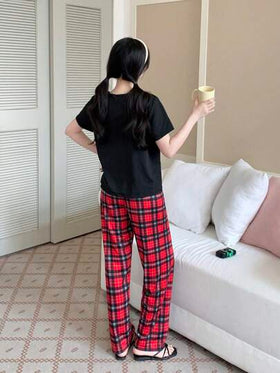 SHEIN مجموعة مريحة من قميص كاجوال قصير الأكمام بجيب وبنطال منام مستقيم فضفاض ذو نمط مربع للمراهقات، قطعتان