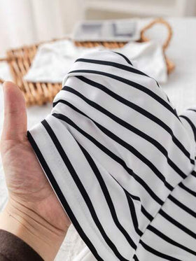 SHEIN 3 قطع مجموعة صيفية لطفل/طفلة تتكون من: ملابس علوية كم قصير مخطط، شورت خصر مطاطي، وشال، مناسبة لحفلات عيد الميلاد، الحفلات المسائية، الأداء، حفلات الزفاف، استقبال المولود الجديد، وحفلات عيد الميلاد الأول