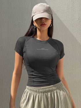DAZY تي شيرت رياضي ضيق مريح للسيدات مع تصميم الأكمام القصيرة وطباعة الحروف وتصميم الأكمام الرغلان الموضة الصيفية رمضان