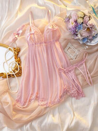 لانجيري حريمي DelicateAllure 3 قطع مجموعة ملابس داخلية للنساء مكونة من فستان شفاف مزين بالدانتيل والريبون وأجراس، سروال جي-سترينج وطوق عنق، بتصميم عفيف وجذاب