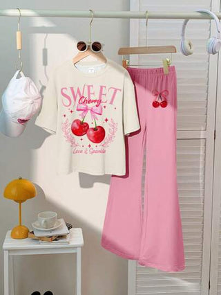 girls-sets طقم بنطلون قصير وتيشرت برسومات فتاة مراهقة مع فيونكة حلوة و طبعة الكرز، باللون الوردي، مناسب للصيف