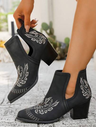 بوت غربية أنيقة للنساء ذات تفاصيل منسوجة مطرزة من الجلد الصناعي الأسود الجذاب والنعل السمين، بوت كاحل عصرية بتفاصيل مدمجة وتصميم رشيق، مناسبة للارتداء فى الداخل والخارج والمكتب والحفلات في فصل الخريف والشتاء ذات كعب عالي سميك ومطرزة بقصير