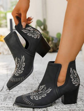بوت غربية أنيقة للنساء ذات تفاصيل منسوجة مطرزة من الجلد الصناعي الأسود الجذاب والنعل السمين، بوت كاحل عصرية بتفاصيل مدمجة وتصميم رشيق، مناسبة للارتداء فى الداخل والخارج والمكتب والحفلات في فصل الخريف والشتاء ذات كعب عالي سميك ومطرزة بقصير