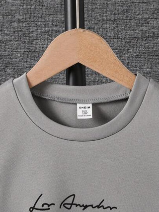SHEIN قميص صيفي قصير الأكمام مع طباعة شعار للصبية المراهقين، كاجوال