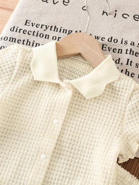 SHEIN مجموعة قطعتين للبنات الصغار للربيع والصيف، بلوزة قطنية ذات رقبة مجعدة وأكمام منتفخة مع شورت، بتصميم كاجوال للأطفال من 0 إلى 3 سنوات