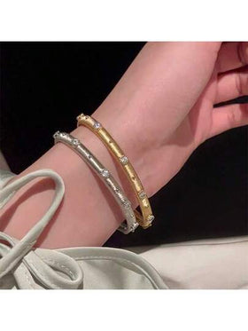زخرفة رباعية الأوراق بطراز قديم سوار للنساء، بملمس مصقول قديم، تصميم فاخر من الزركونيا قطعة واحدة