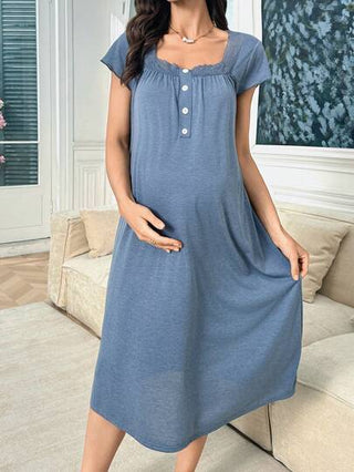 Shein Underwear&Sleepwear Maternity قميص نوم كاجوال بزر إغلاق من الأورجانزا المزهرة الناعمة جدًا والتطريز المتباين، ملابس للحمل