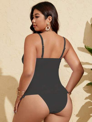 SHEIN Swim Curve مجموعة ملابس سباحة جديدة مقاسات كبيرة للنساء، قطعتين، ملابس علوية قصيرة بحمالات قابلة للإزالة مع ديكور أشرطة ملونة وشورت خصر عالي، طراز عصري أنيق للأجازات