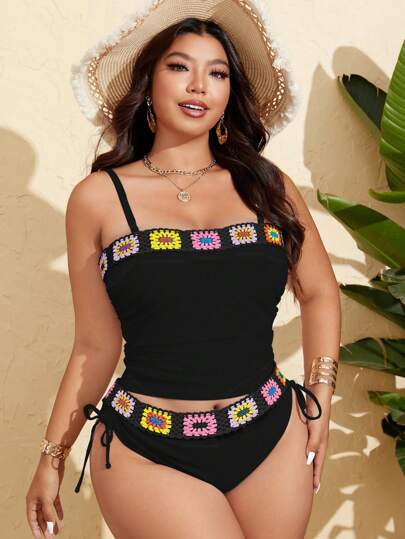 SHEIN Swim Curve مجموعة ملابس سباحة جديدة مقاسات كبيرة للنساء، قطعتين، ملابس علوية قصيرة بحمالات قابلة للإزالة مع ديكور أشرطة ملونة وشورت خصر عالي، طراز عصري أنيق للأجازات