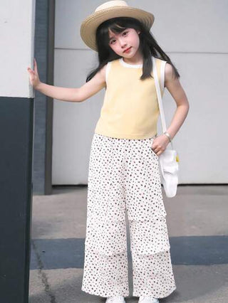 girls-sets Genkimix Kids طقم كاجوال للبنات: ملابس علوية قصيرة كروب بياقة مستديرة بدون أكمام وبنطلون فضفاض بخصر مطاطي وطبعات أزهار متناثرة باللون الأصفر الفاتح 2 قطعة