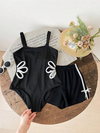 girls-sets مجموعة قطعتين متكونة من جمبسوت قصيرة وشورت مناسبة للفتيات المراهقات، بتصميم مريح وتفاصيل متباينة مع زخرفة وردة جوفاء