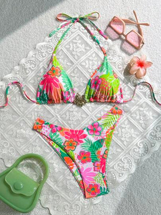 Swim Mod مجموعة سباحة 2 قطعة مكونة من ملابس علوية بكوبات مثلثة وعنق هالتر، وشورت سباحة قصيرة قصة عالية بطبعة زهور عشوائية ولمسات ذهبية لعطلة الصيف، طقم ملابس سباحة جذاب