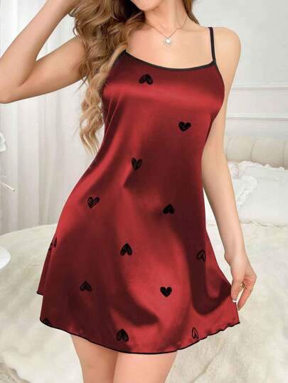 SHEIN فستان نوم أنيق بطباعة قلب بأسلوب بسيط، أنيق ومناسب للصيف