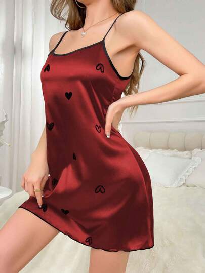 SHEIN فستان نوم أنيق بطباعة قلب بأسلوب بسيط، أنيق ومناسب للصيف