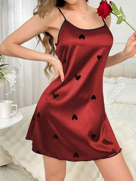 SHEIN فستان نوم أنيق بطباعة قلب بأسلوب بسيط، أنيق ومناسب للصيف