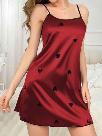 SHEIN فستان نوم أنيق بطباعة قلب بأسلوب بسيط، أنيق ومناسب للصيف