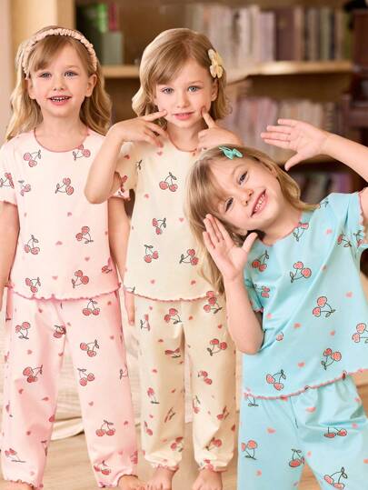 SHEIN مجموعة بيجاما 3 قطع للأطفال الصغار تتكون من ملابس علوية كم قصير مطبوعة بالكرز وبنطلون