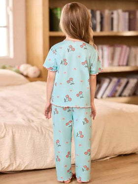 SHEIN مجموعة بيجاما 3 قطع للأطفال الصغار تتكون من ملابس علوية كم قصير مطبوعة بالكرز وبنطلون
