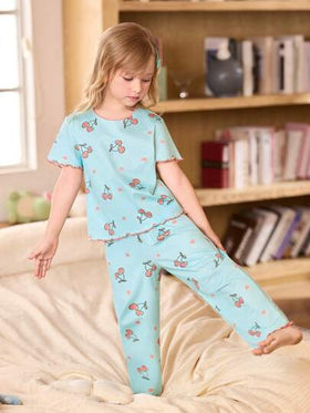 SHEIN مجموعة بيجاما 3 قطع للأطفال الصغار تتكون من ملابس علوية كم قصير مطبوعة بالكرز وبنطلون