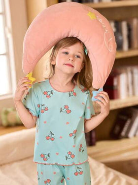 SHEIN مجموعة بيجاما 3 قطع للأطفال الصغار تتكون من ملابس علوية كم قصير مطبوعة بالكرز وبنطلون