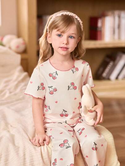 SHEIN مجموعة بيجاما 3 قطع للأطفال الصغار تتكون من ملابس علوية كم قصير مطبوعة بالكرز وبنطلون