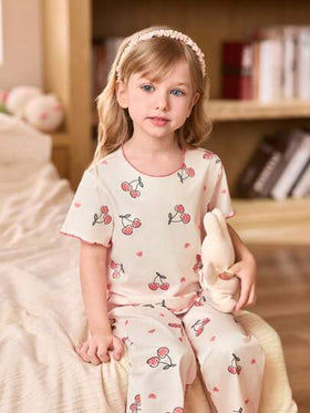 SHEIN مجموعة بيجاما 3 قطع للأطفال الصغار تتكون من ملابس علوية كم قصير مطبوعة بالكرز وبنطلون