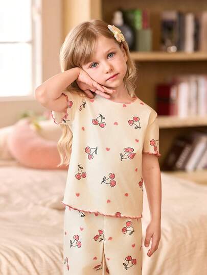 SHEIN مجموعة بيجاما 3 قطع للأطفال الصغار تتكون من ملابس علوية كم قصير مطبوعة بالكرز وبنطلون