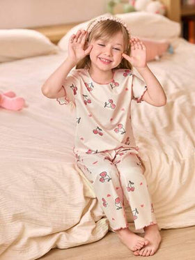 SHEIN مجموعة بيجاما 3 قطع للأطفال الصغار تتكون من ملابس علوية كم قصير مطبوعة بالكرز وبنطلون