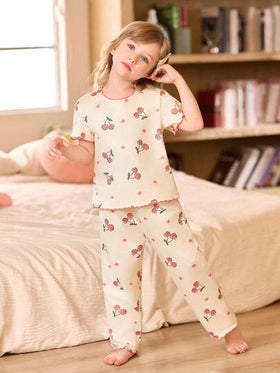 SHEIN مجموعة بيجاما 3 قطع للأطفال الصغار تتكون من ملابس علوية كم قصير مطبوعة بالكرز وبنطلون