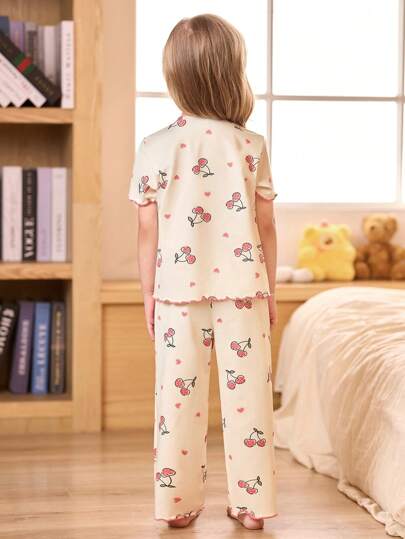 SHEIN مجموعة بيجاما 3 قطع للأطفال الصغار تتكون من ملابس علوية كم قصير مطبوعة بالكرز وبنطلون